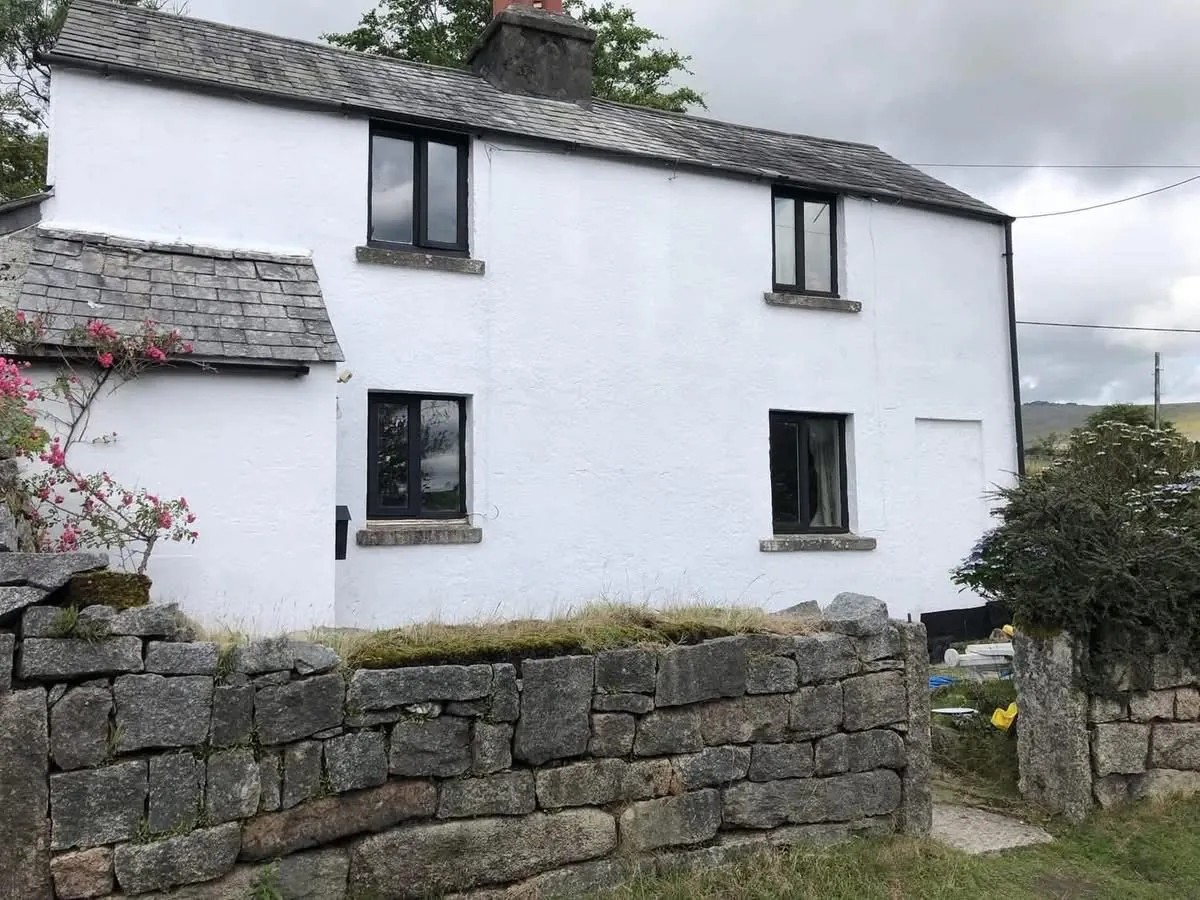 Render repair and exterior repaint of a cottage in Teignmouth